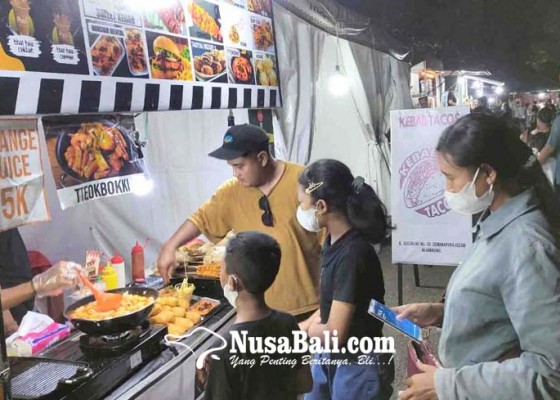 Nusabali.com - pengunjung-serbu-stand-kuliner-hipmi