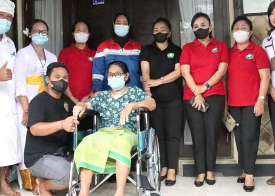 Nusabali.com - ny-antari-jaya-negara-serahkan-bantuan-kursi-roda-kepada-lansia