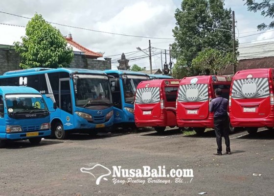 Nusabali.com - kendaraan-angkutan-gratis-di-tabanan-diparkir