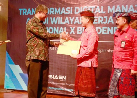 Nusabali.com - klungkung-raih-penghargaan-bkn-award-2022