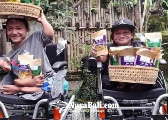 Nusabali.com - i-ketut-budiarsa-penyandang-disabilitas-yang-sukses-produksi-kripika-citarasa-bule