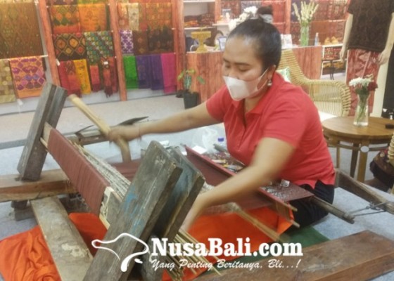 Nusabali.com - perajin-tenun-keluhkan-kenaikan-harga-dan-kelangkaan-bahan-baku