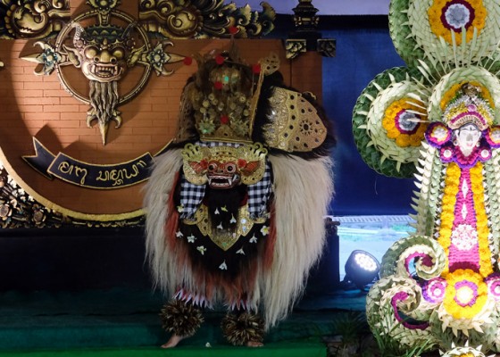Nusabali.com - taman-ayun-barong-festival-curi-perhatian-wisatawan-asing