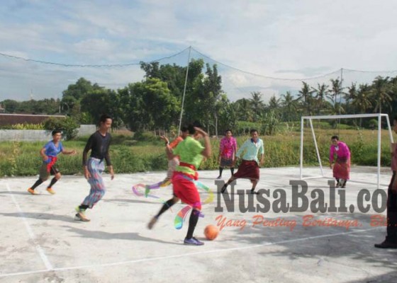 Nusabali.com - gelar-futsal-berkebaya-dan-lomba-kartono-seluruh-peserta-laki-laki