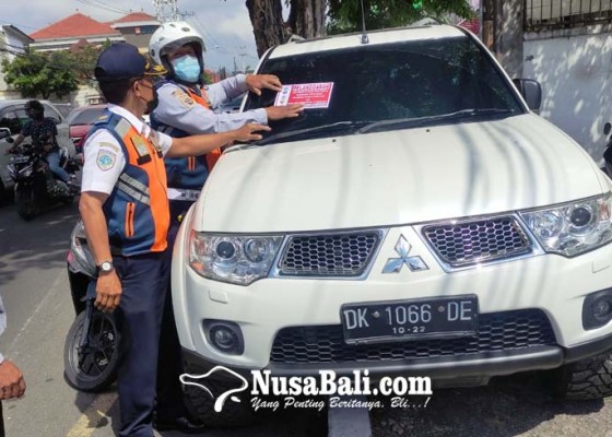 Nusabali.com - dishub-denpasar-tertibkan-53-kendaraan-langgar-parkir-di-jalan-protokol