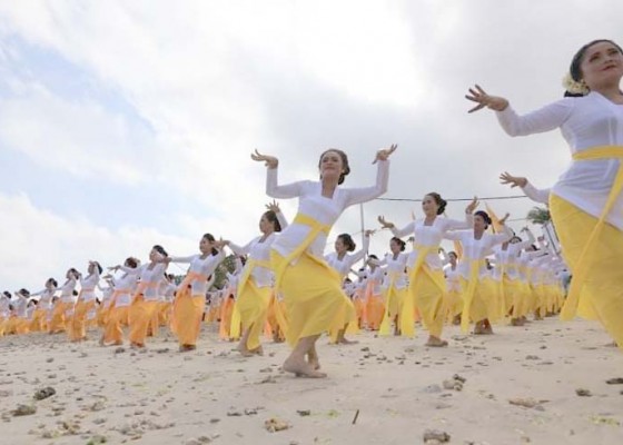 Nusabali.com - nusa-penida-festival-tunggu-kondisi-keuangan