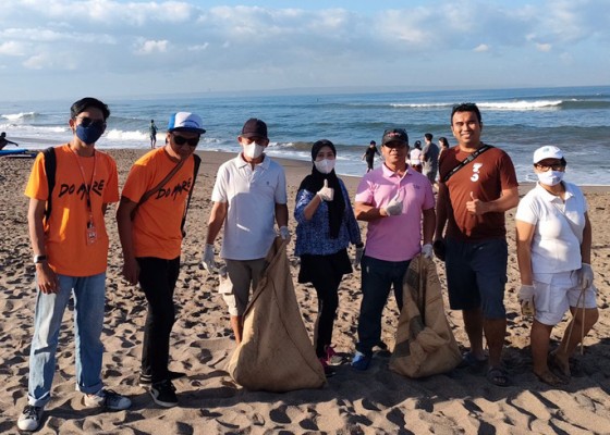 Nusabali.com - blip-bersama-pelaku-bisnis-di-canggu-gelar-aksi-beach-clean-up-di-pantai-batu-bolong