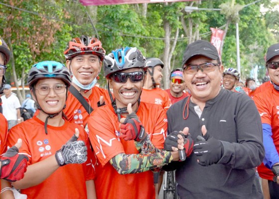 Nusabali.com - wagub-cok-ace-apresiasi-indonesia-heart-bike-2022