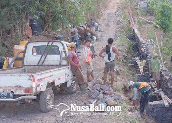 Nusabali.com - perbaikan-jalan-desa-seraya-timur-dengan-anggaran-rp-21-miliar