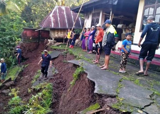 Nusabali.com - hujan-deras-desa-karyasari-pupuan-dikepung-longsor