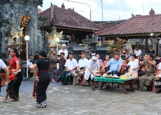 Nusabali.com - jembrana-tampilkan-joged-bumbung-di-festival-kebudayaan-jogjakarta