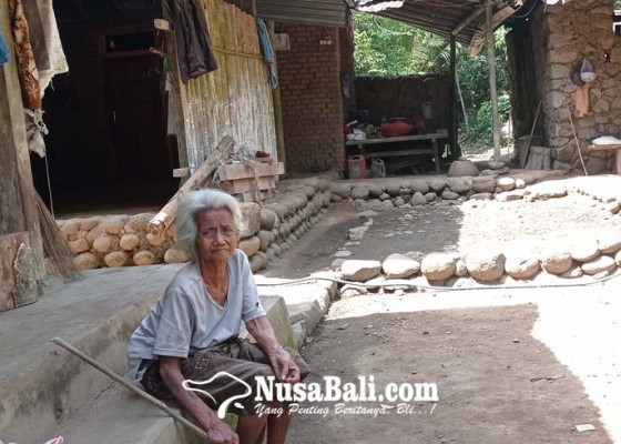Nusabali.com - tinggal-di-pinggir-sungai-akses-hanya-jalan-setapak-dan-curam