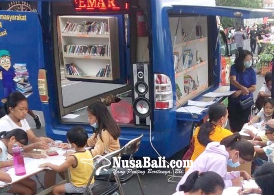 Nusabali.com - mobil-perpustakaan-keliling-dilengkapi-fasilitas-karaoke