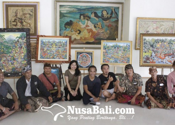 Nusabali.com - kaka-slank-kagumi-lukisan-khas-desa-sayan-ubud
