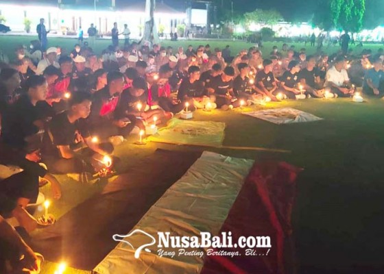 Nusabali.com - terkait-tragedi-kanjuruhan-malang-komponen-masyarakat-buleleng-gelar-doa