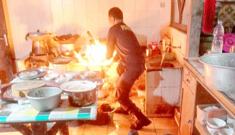www.nusabali.com-gas-bocor-perabotan-warung-makan-terbakar