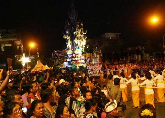Nusabali.com - pembukaan-festival-semarapura-iii-2017-ditandai-atrasi-rejang-renteng-1000-penari