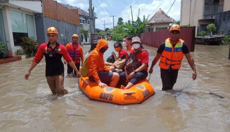 www.nusabali.com-banjir-capai-15-meter-di-seminyak-puluhan-wna-dievakuasi-termasuk-6-balita