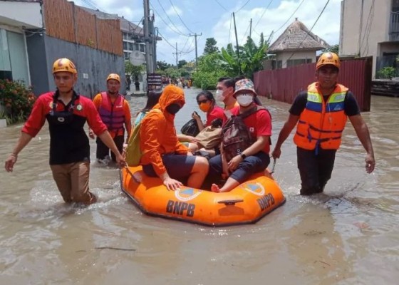 Nusabali.com - banjir-capai-15-meter-di-seminyak-puluhan-wna-dievakuasi-termasuk-6-balita