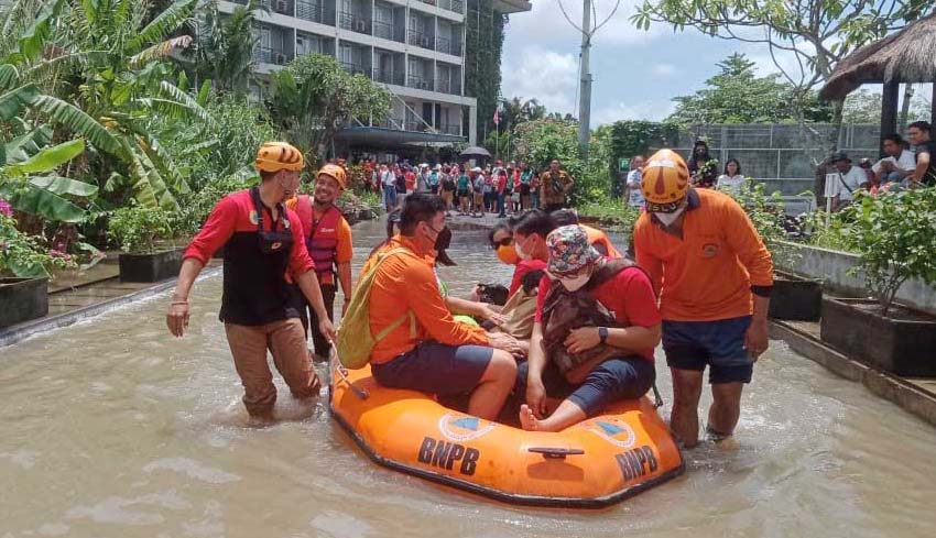 www.nusabali.com-hujan-deras-picu-banjir-di-seminyak-kecamatan-kuta-dan-kota-denpasar
