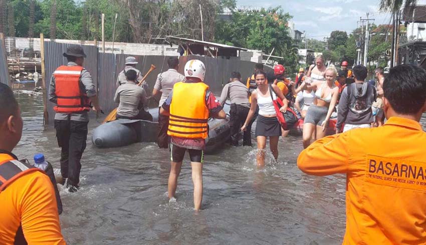 www.nusabali.com-hujan-deras-picu-banjir-di-seminyak-kecamatan-kuta-dan-kota-denpasar
