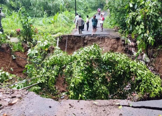 Nusabali.com - hujan-lebat-picu-bencana-alam-di-bangli-14-titik-jalan-rusak-telan-rp-65-miliar-lebih