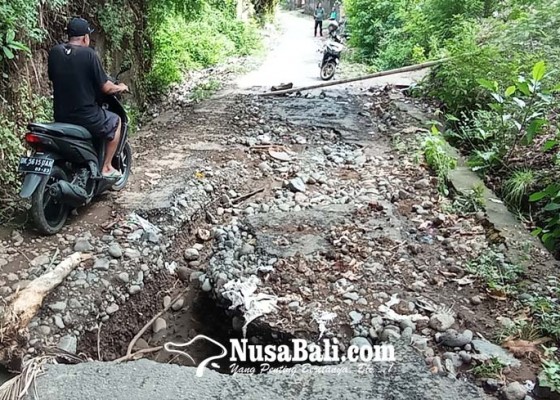 Nusabali.com - ratusan-rumah-terdampak-banjir-akses-jalan-di-desa-kalianget-juga-terputus