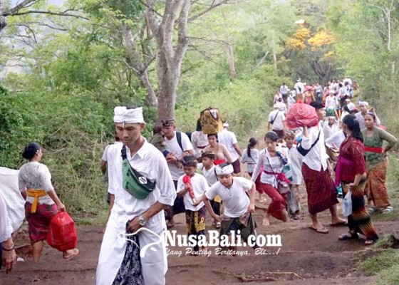 Nusabali.com - wisata-puncak-bukit-gumang-paduan-spiritual-dan-uji-fisik
