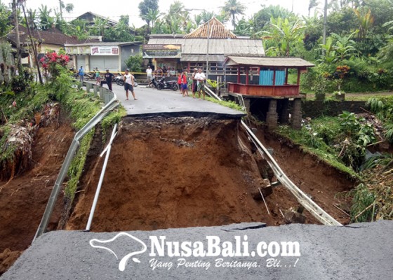 Nusabali.com - jalan-raya-marga-apuan-jebol-warga-galang-dana-bangun-jembatan-sementara