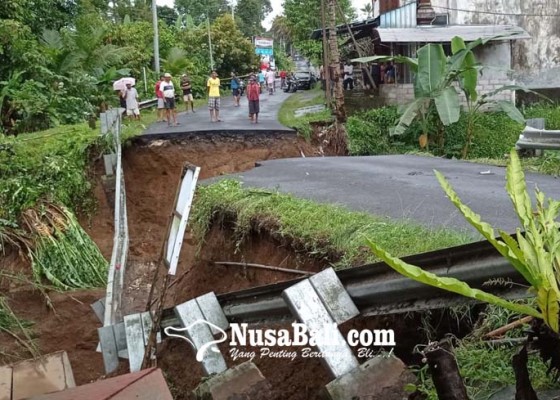 Nusabali.com - hujan-deras-jembatan-utama-marga-apuan-putus