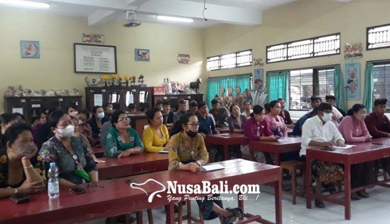 www.nusabali.com-siswa-dan-guru-smpn-5-denpasar-protes-kasek