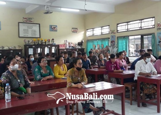 Nusabali.com - siswa-dan-guru-smpn-5-denpasar-protes-kasek
