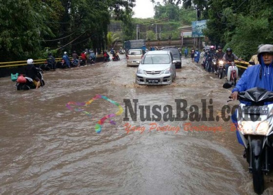 Nusabali.com - jembatan-tukad-yeh-nu-kebanjiran-puluhan-motor-mati-mendadak