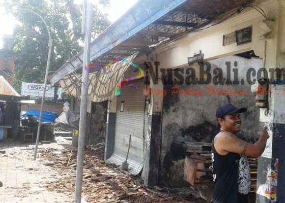 Nusabali.com - pasca-kebakaran-pedagang-diizinkan-berjualan-di-emperan-toko