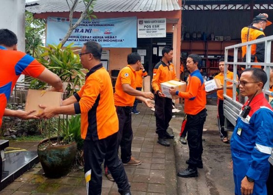 Nusabali.com - pertamina-serahkan-bantuan-kepada-korban-banjir-dan-longsor-di-karangasem