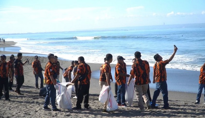 www.nusabali.com-hut-ke-63-pemuda-pancasila-bali-bersihkan-pantai-berawa-dan-donor-darah