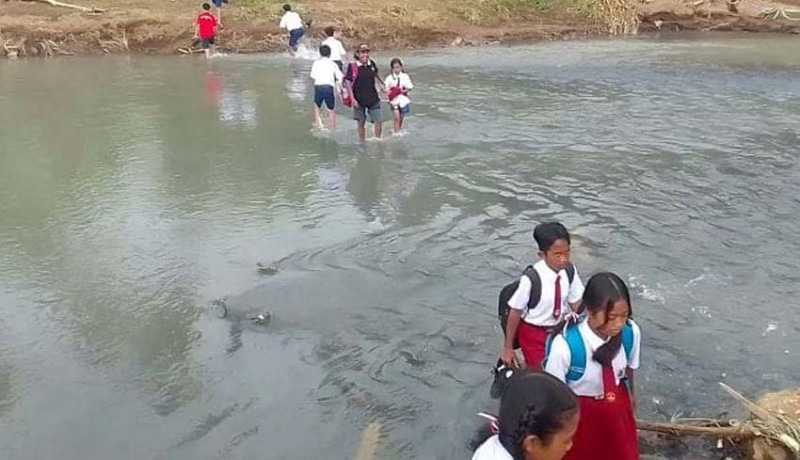 www.nusabali.com-kini-siswa-terpaksa-harus-menyeberangi-sungai-ke-sekolah
