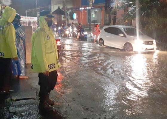 Nusabali.com - polsek-densel-turun-bantu-warga-terdampak-banjir