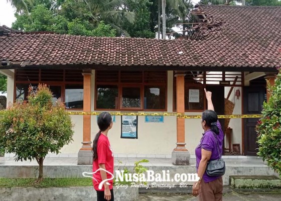 Nusabali.com - atap-sdn-3-kukuh-ambruk-siswa-belajar-di-perpustakaan