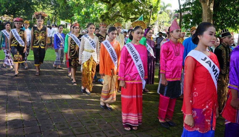 www.nusabali.com-parade-pakaian-adat-34-provinsi-meriahkan-apel-sumpah-pemuda