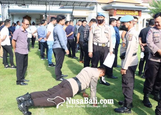 Nusabali.com - langgar-gaktibplin-7-personel-polres-klungkung-dihukum-push-up