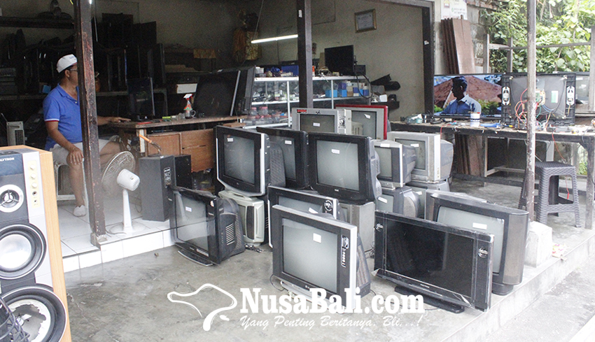www.nusabali.com-teknisi-servis-tv-tetap-bertahan-di-tengah-impitan-zaman