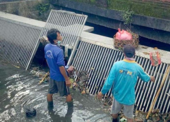 Nusabali.com - dinas-pupr-denpasar-gencarkan-pembersihan-sungai-dan-saluran-air