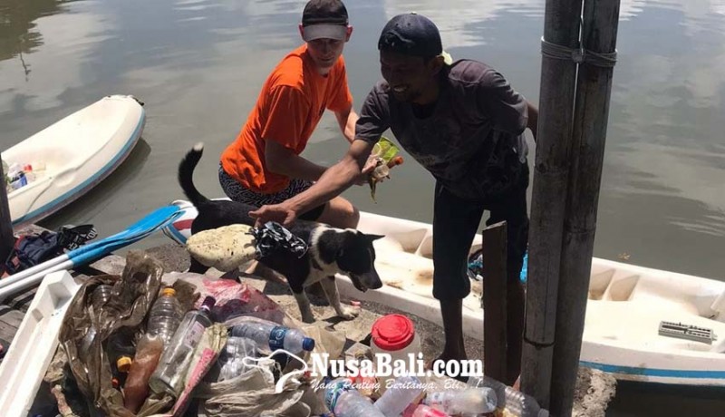 www.nusabali.com-nelayan-berburu-sampah-di-kawasan-mangrove-tuban