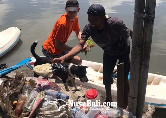 Nusabali.com - nelayan-berburu-sampah-di-kawasan-mangrove-tuban