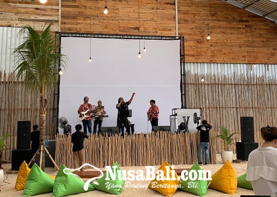 Nusabali.com - nikmati-suasana-nongkrong-layaknya-di-pantai-lulins-beach-tak-perlu-takut-kehujanan-atau-kepanasan