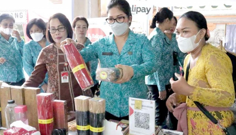 www.nusabali.com-rai-wahyuni-sanjaya-hadiri-pasar-rakyat-di-denpasar