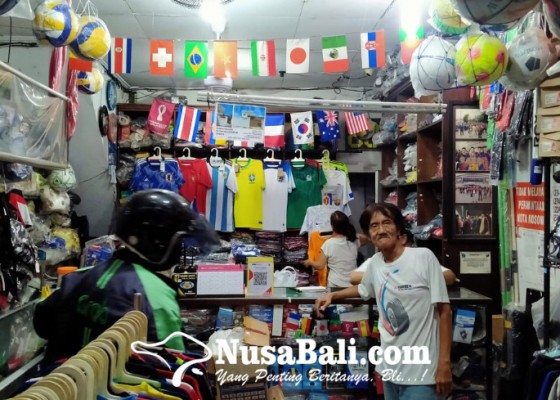 Nusabali.com - pedagang-jersey-berharap-euforia-piala-dunia-2022