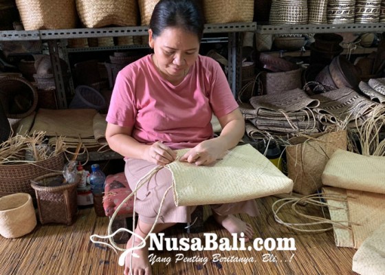 Nusabali.com - produk-anyaman-kalimantan-tengah-digemari-turis-di-bali