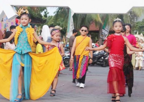 Nusabali.com - karnaval-buleleng-creative-movement-pamerkan-endek-hingga-busana-pengantin